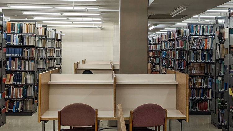 Seating includes tables and individual study cubbies located throughout this unrenovated tower floor. You will find a handful of window seats with spectacular campus views. If you’re looking for a quiet place to study, the tower floors are an excellent option.