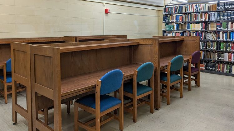 Seating includes tables and individual study cubbies located throughout this unrenovated tower floor. You will find a handful of window seats with spectacular campus views. If you’re looking for a quiet place to study, the tower floors are an excellent option.