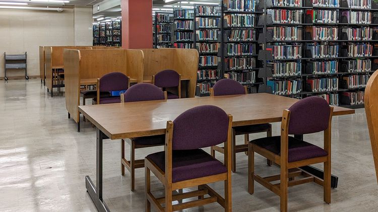 Seating includes tables and individual study cubbies located throughout this unrenovated tower floor. You will find a handful of window seats with spectacular campus views. If you’re looking for a quiet place to study, the tower floors are an excellent option.