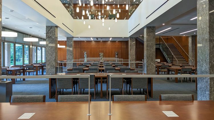 Located on the west side of the first floor, the Beth and Lou Holtz Family Grand Reading Room includes tables and comfortable seating for individual or group study. Surrounded by a wall of windows, the space offers plenty of natural light and a clear view of the University’s Main Building and Basilica of the Sacred Heart.